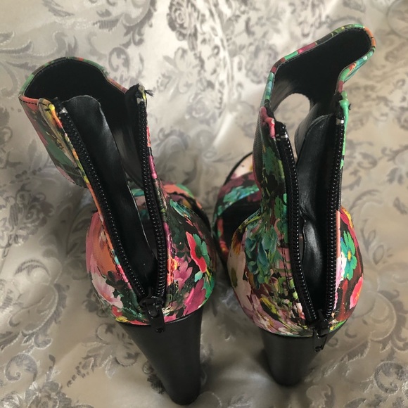 *** SOLD **Wild Diva Lounge Floral Print Platform - Picture 5 of 16